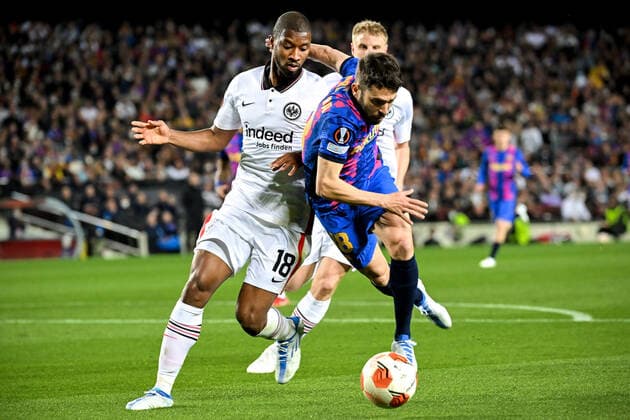 Barcelona, Camp Nou, 11 04 22, ESP, Men, UEFA Europa League, Season 2021 2022, FC Barcelona Eintracht Frankfurt Image v l Almamy Toure Frankfurt v Jordi Alba Barcelona For journalistic use only Only for editorial use In accordance with UEFA regulations, it is prohibited to exploit or have exploited photographs taken in the stadium and or from the match in the form of sequence images and or video-like photo series UEFA regulations prohibit any use of photographs as image sequences and or quasi video Catalonia Spain
