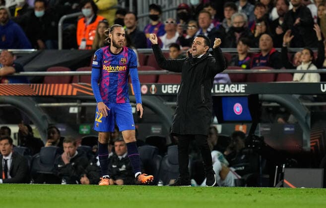 14 04 2022, xslx, football UEFA Europa League, FC Barcelona Eintracht Frankfurt emspor, v l Oscar Mingueza FC Barcelona Xavi Xavier Hernandez Creus coach head coach FC Barcelona gestures gives instructions disappointed sad frustrated dissapointed DFL DFB REGULATIONS PROHIBIT ANY USE OF PHOTOGRAPHS as IMAGE SEQUENCES and or QUASI VIDEO Barcelona