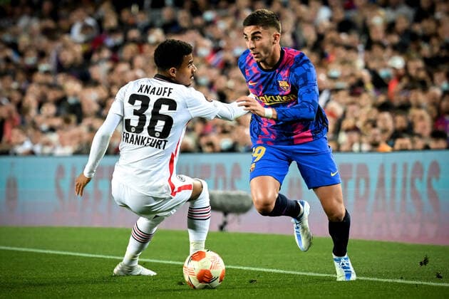 Barcelona, Camp Nou, 11 04 22, ESP, Men, UEFA Europa League, Season 2021 2022, FC Barcelona Eintracht Frankfurt Image v r Ferran Torres Barcelona vs Ansgar Knauff Frankfurt For journalistic use only Only for editorial use In accordance with UEFA regulations, it is prohibited to exploit or have exploited photographs taken in the stadium and or from the match in the form of sequence images and or video-like photo series UEFA regulations prohibit any use of photographs as image sequences and or quasi video Catalonia Spain