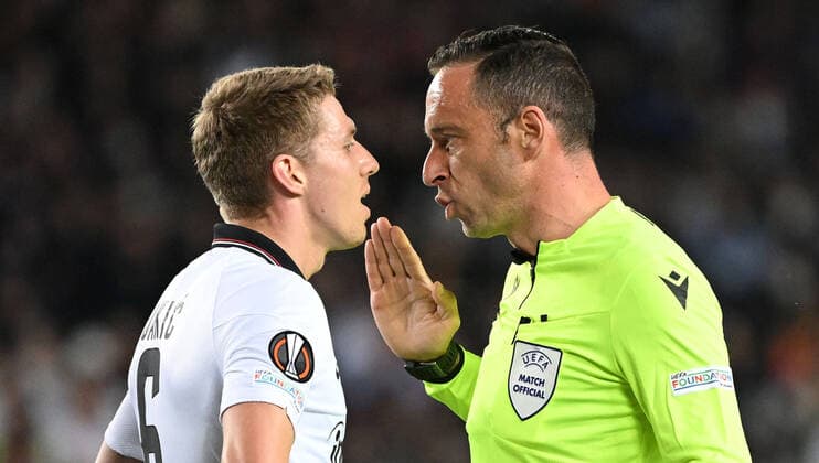14 04 2022, xjhx, football UEFA Europa League, FC Barcelona Eintracht Frankfurt emspor, v l Kristijan Jakic Eintracht Frankfurt referee Soares Dias, Artur Portugal DFL DFB REGULATES PROHIBIT ANY USE OF PHOTOGRAPHS as IMAGE SEQUENCES and or QUASI VIDEO Barcelona