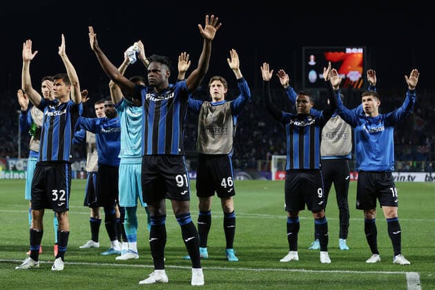 Atalanta BC players greet the supporters after the defeat during Atalanta BC vs RB Lipsia, football Europa League match in Bergamo, Italy, April 14 2022  Copyright: xFrancescoxScaccianocex xipa-agenx xx 0