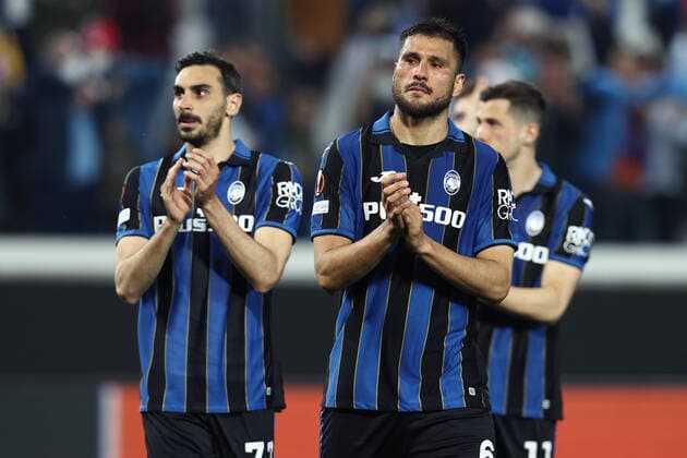 April 14, 2022, Bergamo, Italy: Bergamo, Italy, Gewiss Stadium, April 14, 2022, Jose Luis Palomino (Atalanta BC) and his teammates greets fans after the defeat during Atalanta BC vs RB Lipsia - football Europa League match. football Europa League match - Atalanta BC vs RB Lipsia, Bergamo, Italy  - ZUMAl164 20220414_zsa_l164_090 Copyright: xFrancescoxScaccianocex