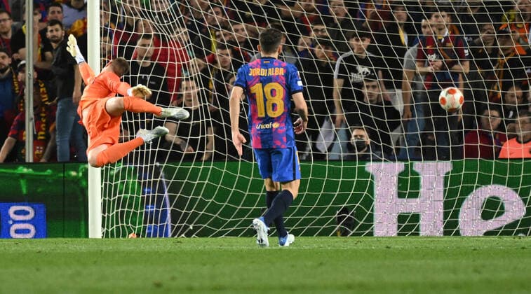 14 04 2022, xjhx, football UEFA Europa League, FC Barcelona Eintracht Frankfurt emspor, v l Rafael Borre, Rafael Santos Borre Maury Eintracht Frankfurt scores the Goal 0 2 Marc Andre ter Stegen FC Barcelona DFL DFB REGULATIONS PROHIBIT ANY USE OF PHOTOGRAPHS AS IMAGE SEQUENCES AND OR QUASI VIDEO Barcelona