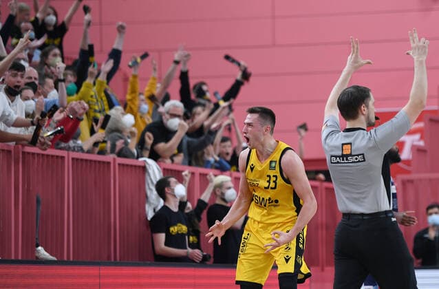 Basketball 2 Bundesliga 2021 2022 playoff quarterfinals 1 game at Paul Horn Arena Tigers Tuebingen Eisbaeren Bremerhaven 14 04 2022 JUBEL Tigers Ryan Richard Mikesell