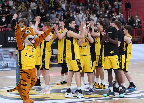 Basketball 2 Bundesliga 2021 2022 playoff quarterfinals 1 game at Paul Horn Arena Tigers Tuebingen Eisbaeren Bremerhaven 14 04 2022 TEAMJUBEL Tigers after the game mascot Walter,