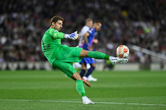 14th April 2022 Camp Nou Barcelona Spain UEFA Europa League Quarter Final FC Barcelona vs Eintracht Frankfurt Kevin Trapp Frankfurt taking the kick from the goal Barcelona Barcelona Spain Soccer Copyright: xGerardxFrancox xAgenciaxLOFx