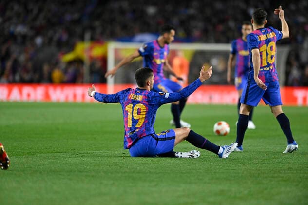 14th April 2022 Camp Nou Barcelona Spain UEFA Europa League Quarter Final FC Barcelona vs Eintracht Frankfurt Ferran Torres Barcelona protesting falling to the ground after being fouled by an opposing player Barcelona Barcelona Barcelona Spain Soccer Copyright: xGerardxFrancox xAgenciaxLOFx