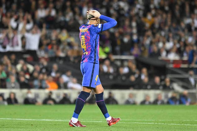 14th April 2022 Camp Nou Barcelona Spain UEFA Europa League Quarter Final FC Barcelona vs Eintracht Frankfurt Ronald Araujo Barcelona with their hands on their heads after the opposing team scored a goal Barcelona Barcelona Barcelona Spain Futbol Copyright: xGerardxFrancox xAgenciaxLOFx