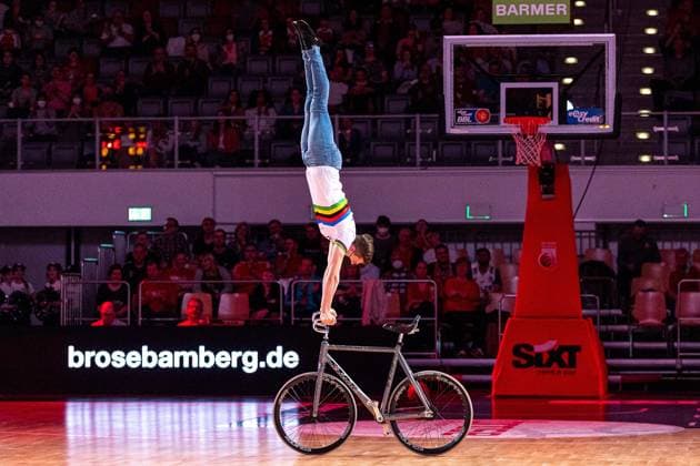 Lukas Kohl artistic cyclist, world record holder, world champion in single artistic cycling , Brose Bamberg vs BG Goettingen, Basketball, easyCredit BBL, 30 Spieltag, 13 04 2022 Brose Bamberg vs BG Goettingen, Basketball, easyCredit BBL, 30 Spieltag, 13 04 2022 Bamberg Copyright: xEIBNER GuenerxSantemizx BRB_EER