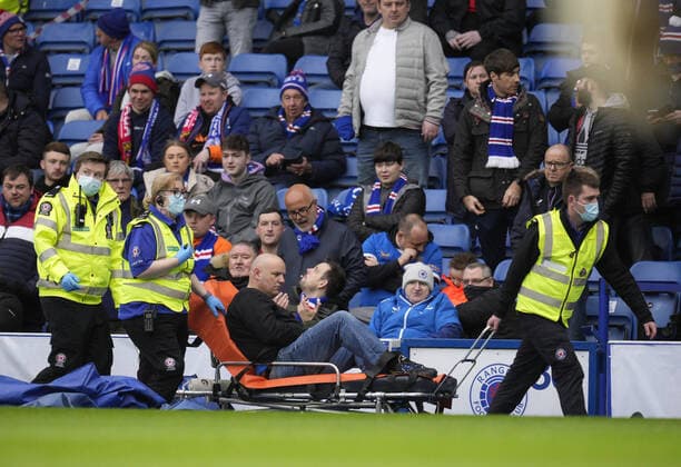 Sport Bilder des Tages Mandatory Credit: Photo by Stuart Wallace Shutterstock (12893325w) A Rangers fan is wheeled along pitch side on a stretcher by St. Andrews first aid members before the match. Rangers v Braga, UEFA Europa League, Quarter Final, Second Leg, Football, Ibrox Stadium, Glasgow, UK - 14 Apr 2022 EDITORIAL USE ONLY No use with unauthorised audio, video, data, fixture lists, club league logos or live services. Online in-match use limited to 120 images, no video emulation. No use in betting, games or single club league player publications. Rangers v Braga, UEFA Europa League, Quarter Final, Second Leg, Football, Ibrox Stadium, Glasgow, UK - 14 Apr 2022 EDITORIAL USE ONLY No use with unauthorised audio, video, data, fixture lists, club league logos or live services. Online in-match use limited to 120 images, no video emulation. No use in betting, games or single club league player publications.  Copyright: xStuartxWallace Shutterstockx 12893325w