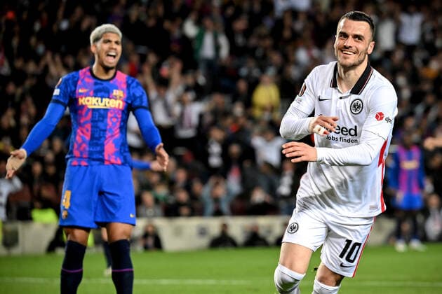 Barcelona, Camp Nou, 11 04 22, ESP, Men, UEFA Europa League, Season 2021 2022, FC Barcelona Eintracht Frankfurt picture Filip Kostic Frankfurt right celebrates his goal for 3 0 Only for journalistic use Only for editorial use According to UEFA regulations, it is forbidden to exploit or have exploited photographs taken in the stadium and or from the game in the form of sequence images and or video-like photo series UEFA regulations prohibit any use of photographs as image sequences and or quasi video Catalonia Spain