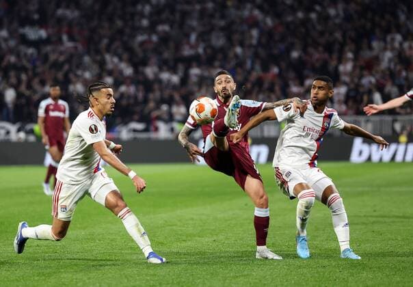 Mandatory Credit: Photo by Simon Dael Shutterstock (12893327cd) Manuel Lanzini of West Ham United between Malo Gusto of Lyon (l) and Tete of Lyon Olympique Lyonnais v West Ham United, UEFA Europa League, Quarter Final, Second Leg, Football, Groupama Stadium, Lyon, France - 14 Apr 2022 EDITORIAL USE ONLY No use with unauthorised audio, video, data, fixture lists, club league logos or live services. Online in-match use limited to 120 images, no video emulation. No use in betting, games or single club league player publications. Olympique Lyonnais v West Ham United, UEFA Europa League, Quarter Final, Second Leg, Football, Groupama Stadium, Lyon, France - 14 Apr 2022 EDITORIAL USE ONLY No use with unauthorised audio, video, data, fixture lists, club league logos or live services. Online in-match use limited to 120 images, no video emulation. No use in betting, games or single club league player publications. Copyright: xSimonxDael Shutterstockx 12893327cd