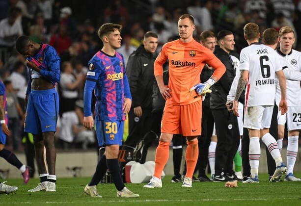 14 04 2022, xslx, football UEFA Europa League, FC Barcelona Eintracht Frankfurt emspor, v l Gavi FC Barcelona Marc Andre ter Stegen FC Barcelona disappointed sad frustrated dissapointed DFL DFB REGULATES PROHIBIT ANY USE OF PHOTOGRAPHS as IMAGE SEQUENCES and or QUASI VIDEO Barcelona