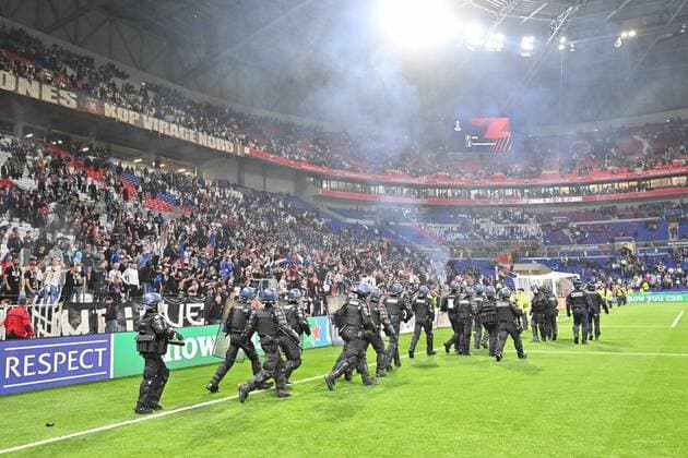 La police intervient sur la pelouse (lyon) FOOTBALL: Olympique Lyonnais vs West Ham - 1 4 de finale Ligue Europa - 14 04 2022 FredericChambert Panoramic 