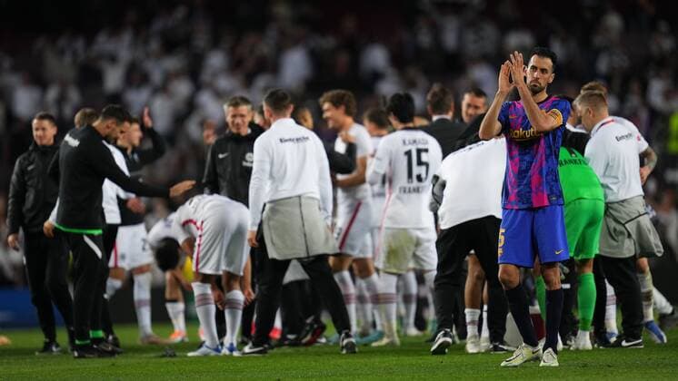 Mandatory Credit: Photo by Bagu Blanco Pressinphoto Shutterstock (12895065aq) Sergio Busquets of FC Barcelona, Barca greets the fans at full time FC Barcelona v Eintracht Frankfurt, UEFA Europa League, Quarter Final. Football, Camp Nou Stadium, Barcelona, Spain - 14 Apr 2022 Editorial use only FC Barcelona v Eintracht Frankfurt, UEFA Europa League, Quarter Final. Football, Camp Nou Stadium, Barcelona, Spain - 14 Apr 2022 Editorial use only Copyright: xBaguxBlanco Pressinphoto Shutterstockx 12895065aq