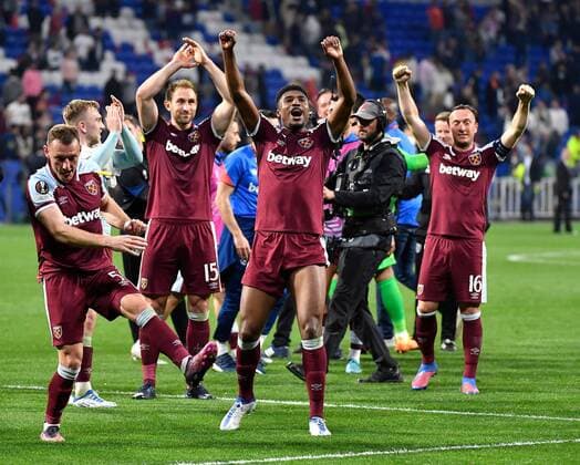 Mandatory Credit: Photo by James Griffiths West Ham United Shutterstock (12892868ef) Vladimir Coufal (L) of West Ham United has a lighter thrown at him Olympique Lyonnais v West Ham United, UEFA Europa League, Quarter Final, Second Leg, Lyon, France - 14 Apr 2022 EDITORIAL USE ONLY No use with unauthorised audio, video, data, fixture lists, club league logos or live services. Online in-match use limited to 120 images, no video emulation. No use in betting, games or single club league player publications. Olympique Lyonnais v West Ham United, UEFA Europa League, Quarter Final, Second Leg, Lyon, France - 14 Apr 2022 EDITORIAL USE ONLY No use with unauthorised audio, video, data, fixture lists, club league logos or live services. Online in-match use limited to 120 images, no video emulation. No use in betting, games or single club league player publications. Copyright: xJamesxGriffiths WestxHamxUnited Shutterstockx 12892868ef
