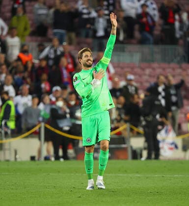 14 04 2022, football UEFA Europa League, FC Barcelona Eintracht Frankfurt, emonline, emspor, v l , goalkeeper Kevin Trapp Eintracht Frankfurt celebrates with fans DFL DFB REGULATES PROHIBIT ANY USE OF PHOTOGRAPHS AS IMAGE SEQUENCES AND OR QUASI VIDEO xdcx Copyright: HMBxMedia
