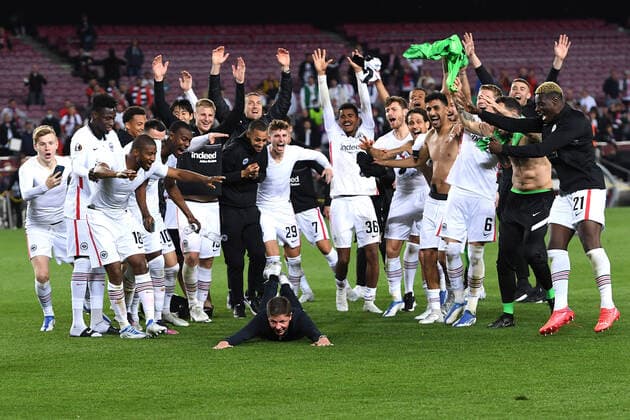Bilder des Jahres 2022, Sport 04 April Sport Themen der Woche KW15 Fußball Europa League Viertelfinale FC Barcelona, Barca - Eintracht Frankfurt am 14.04.2022 im Camp Nou in Barcelona Oliver Glasner ( Trainer Cheftrainer Frankfurt ) , mitte wird von den Spieler gefeiert *** Soccer Europa League quarterfinals FC Barcelona Eintracht Frankfurt on 14 04 2022 at the Camp Nou in Barcelona Oliver Glasner coach head coach Frankfurt , center is celebrated by the players xHDx