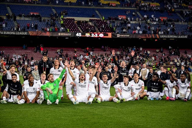 Barcelona, Camp Nou, 11 04 22, ESP, Men, UEFA Europa League, Season 2021 2022, FC Barcelona Eintracht Frankfurt picture Frankfurt players celebrate their 3 2 victory over Barcelona and celebrate with the accompanying fans their entry into the semi-finals Only for journalistic use Only for editorial use According to UEFA regulations it is prohibited, UEFA regulations prohibit any use of photographs as image sequences and or quasi video Catalonia Spain