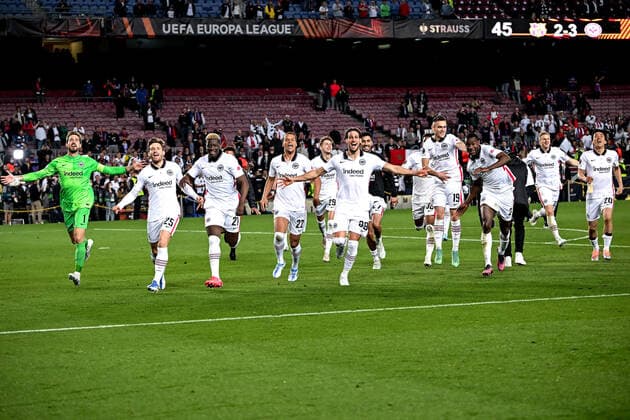 Barcelona, Camp Nou, 11 04 22, ESP, Men, UEFA Europa League, Season 2021 2022, FC Barcelona Eintracht Frankfurt picture Frankfurt players celebrate their 3 2 victory over Barcelona and celebrate with the accompanying fans their entry into the semi-finals Only for journalistic use Only for editorial use According to UEFA regulations it is prohibited, UEFA regulations prohibit any use of photographs as image sequences and or quasi video Catalonia Spain