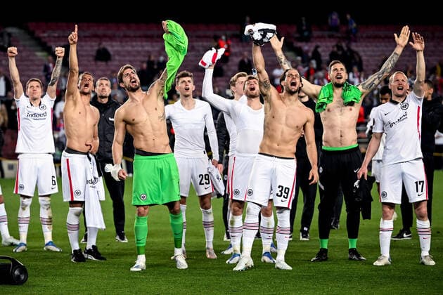 Barcelona, Camp Nou, 11 04 22, ESP, Men, UEFA Europa League, Season 2021 2022, FC Barcelona Eintracht Frankfurt picture Frankfurt players celebrate their 3 2 victory over Barcelona and celebrate with the accompanying fans the entry into the semi-finals Only for journalistic use Only for editorial use According to UEFA regulations it is prohibited, UEFA regulations prohibit any use of photographs as image sequences and or quasi video Catalonia Spain
