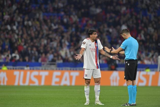 Lucas Paqueta (lyon) et Sandro Scharer (arbitre) FOOTBALL: Olympique Lyonnais vs West Ham - 1 4 de finale Ligue Europa - 14 04 2022 FredericChambert Panoramic 