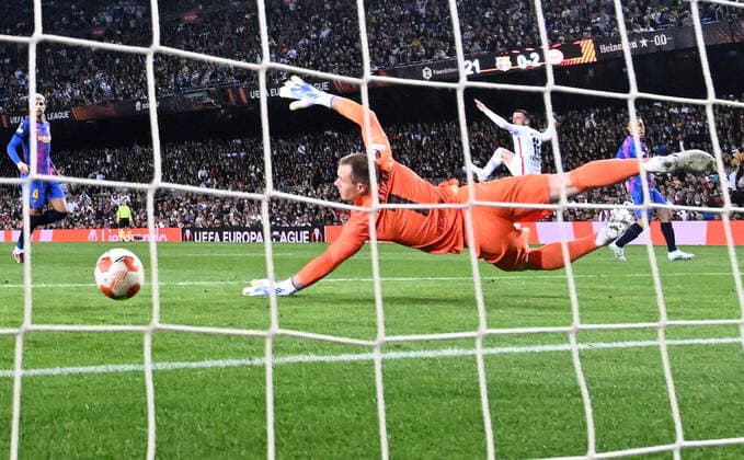 14 04 2022, xjhx, football UEFA Europa League, FC Barcelona Eintracht Frankfurt emspor, v l Filip Kostic Eintracht Frankfurt scores the Goal 0 3 Marc Andre ter Stegen FC Barcelona DFL DFB REGULATIONS PROHIBIT ANY USE OF PHOTOGRAPHS as IMAGE SEQUENCES and or QUASI VIDEO Barcelona