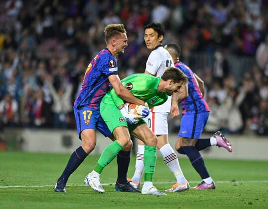 14th April 2022 Camp Nou Barcelona Spain UEFA Europa League Quarter Final FC Barcelona vs Eintracht Frankfurt Luuk de Jong Barcelona trying to steal the ball out of the hands of Kevin Trapp Frankfurt Barcelona Barcelona Barcelona Spain Futbol Copyright: xGerardxFrancox xAgenciaxLOFx