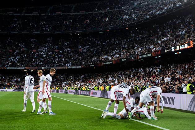 14th April 2022, Nou Camp, Barcelona, Spain: Europa League football, FC Barcelona, Barca versus Frankfurt: Frankfurt team celebrating their third goal in the 90 + 10th minute for 1-3 from Ndicka  ActionPlus12379306 MarcxGonzalesxAloma