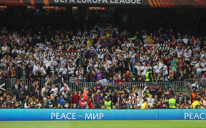 14 04 2022, football UEFA Europa League, FC Barcelona Eintracht Frankfurt, emonline, emspor, v l , Eintracht fans in Barcelona DFL DFB REGULATES PROHIBIT ANY USE OF PHOTOGRAPHS AS IMAGE SEQUENCES AND OR QUASI VIDEO xdcx Copyright: HMBxMedia