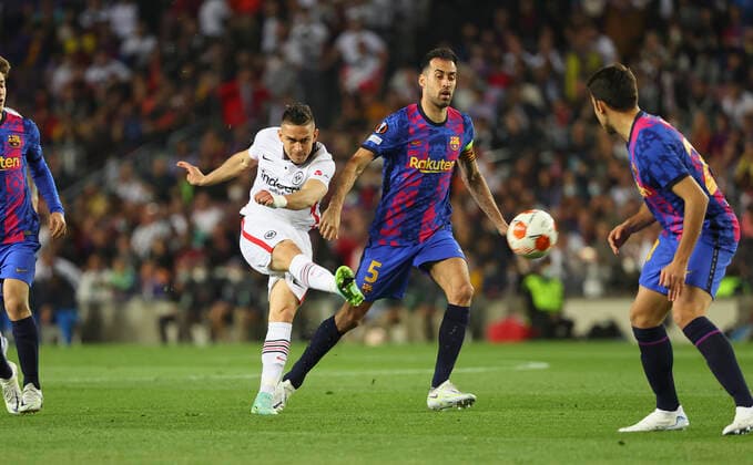 14 04 2022, Football UEFA Europa League, FC Barcelona Eintracht Frankfurt, emonline, emspor, v l , Rafael Borre Eintracht Frankfurt , Sergio Busquets FC Barcelona DFL DFB REGULATES PROHIBIT ANY USE OF PHOTOGRAPHS AS IMAGE SEQUENCES AND OR QUASI VIDEO xdcx Copyright: HMBxMedia