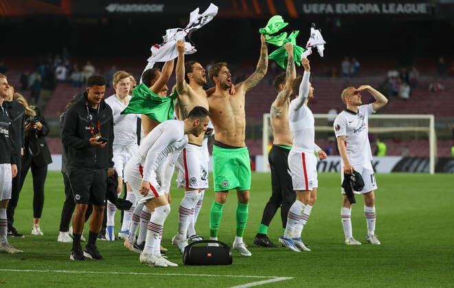 14 04 2022, Football UEFA Europa League, FC Barcelona Eintracht Frankfurt, emonline, emspor, v l , Eintracht players celebrate away win DFL DFB REGULATES PROHIBIT ANY USE OF PHOTOGRAPHS AS IMAGE SEQUENCES AND OR QUASI VIDEO xdcx Copyright: HMBxMedia