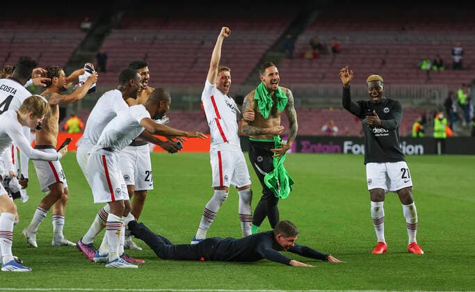 14 04 2022, Football UEFA Europa League, FC Barcelona Eintracht Frankfurt, emonline, emspor, v l , Eintracht players celebrate away win with coach Oliver Glasner Eintracht Frankfurt DFL DFB REGULATES PROHIBIT ANY USE OF PHOTOGRAPHS AS IMAGE SEQUENCES AND OR QUASI VIDEO xdcx Copyright: HMBxMedia