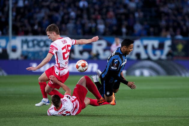 BERGAMO, ITALY - APRIL 14: Luis Muriel striker for Atalanta B.C.fights for the ball with Willi Orban defender for Red Bull Leipzig and Dani Olmo midfielder Red for Bull Leipzig during the Europa League football match between Atalanta and RB Leipzig at Gewiss Stadium on April 14, 2022 in Bergamo, Italy. (Photo by Stefano Nicoli Speed Media Icon Sportswire) SOCCER: APR 14 Europa League - RB Leipzig at Atalanta Icon2204140043