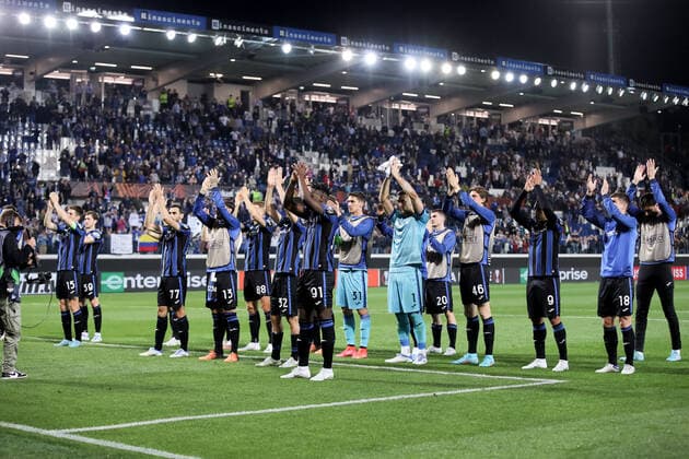 BERGAMO, ITALY - APRIL 14: Atalanta players wave at the crowd during the Europa League football match between Atalanta and RB Leipzig at Gewiss Stadium on April 14, 2022 in Bergamo, Italy. (Photo by Stefano Nicoli Speed Media Icon Sportswire) SOCCER: APR 14 Europa League - RB Leipzig at Atalanta Icon2204140055