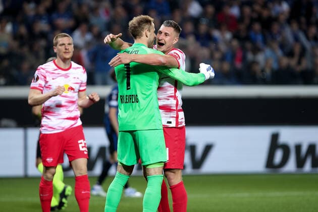 BERGAMO, ITALY - APRIL 14: Peter Gulacsi goakeeper for Red Bull Leipzig and Willi Orban defender for Red Bull Leipzig celebrate during the Europa League football match between Atalanta and RB Leipzig at Gewiss Stadium on April 14, 2022 in Bergamo, Italy. (Photo by Stefano Nicoli Speed Media Icon Sportswire) SOCCER: APR 14 Europa League - RB Leipzig at Atalanta Icon2204140067