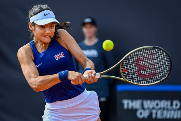 Sport Themen der Woche KW15 Sport Bilder des Tages Emma Raducanu of Britain returns to Tereza Martincova of Czech Republic during the women s tennis Billie Jean King Cup tournament Czechia vs Britain in Prague, Czech Republic, April 15, 2022. (CTKxPhoto VitxSimanek) CTKPhotoP2022041504631  VIS 011
