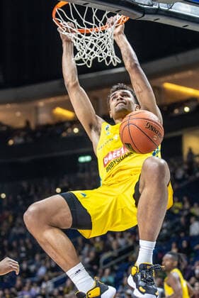 15 04 22, Berlin, Basketball, 1 Bundesliga, easyCredit BBL, Hauptrunde, 24 Spieltag, Mercedes Benz Arena ALBA Berlin ratiopharm Ulm Albas Oscar da Silva puts the ball in the basket and hangs on it ALBA Berlin ratiopharm Ulm
