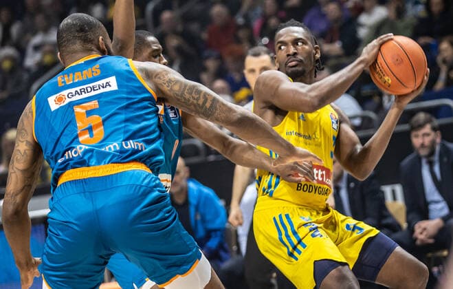 15 04 22, Berlin, Basketball, 1 Bundesliga, easyCredit BBL, Hauptrunde, 24 Spieltag, Mercedes Benz Arena ALBA Berlin ratiopharm Ulm Sean Evans of ratiopharm Ulm l and ALBAs Jaleen Smith fight for the ball ALBA Berlin ratiopharm Ulm