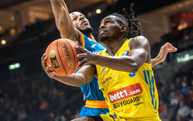 15 04 22, Berlin, Basketball, 1 Bundesliga, easyCredit BBL, Hauptrunde, 24 Spieltag, Mercedes Benz Arena ALBA Berlin ratiopharm Ulm Jaron Blossomgame of ratiopharm Ulm and ALBAs Jaleen Smith fight for the ball ALBA Berlin ratiopharm Ulm