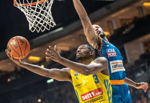 15 04 22, Berlin, Basketball, 1 Bundesliga, easyCredit BBL, Hauptrunde, 24 Spieltag, Mercedes Benz Arena ALBA Berlin ratiopharm Ulm Jaron Blossomgame of ratiopharm Ulm and ALBAs Jaleen Smith fight for the ball ALBA Berlin ratiopharm Ulm