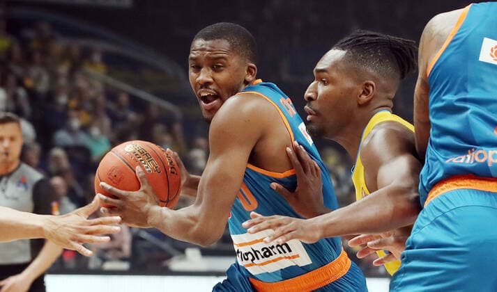 Semaj Christon, Jaleen Smith action game scene duel sports basketball BBL Bundesliga men season 2021 2022 15 04 2022 ALBA Berlin vs ratiopharm Ulm