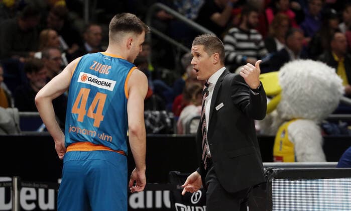 Fedor Zugic, coach Jaka Lakovic talking action upper body upper body sports basketball BBL Bundesliga men season 2021 2022 15 04 2022 ALBA Berlin vs ratiopharm Ulm