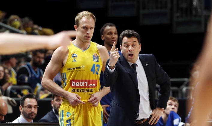 Luke Sikma, coach Israel Gonzales pointing, gesturing action upper body upper body sports basketball BBL Bundesliga men season 2021 2022 15 04 2022 ALBA Berlin vs ratiopharm Ulm