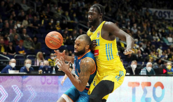 Sean Evans, Christ Koumadje action game scene duel sports basketball BBL Bundesliga men season 2021 2022 15 04 2022 ALBA Berlin vs ratiopharm Ulm