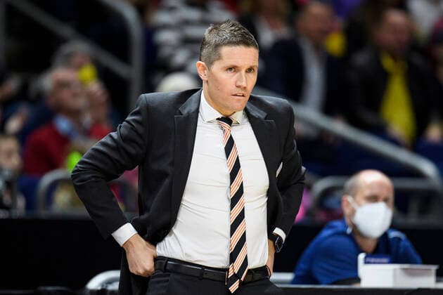 v l Head Coach Jaka Lakovic ratiopharm Ulm , tense, watching, GER, Alba Berlin vs rationpharm ulm, BBL, Basketball Bundesliga Maenner, 31 Spieltag, Saison 2021 2022, 15 04 2022, GER, Alba Berlin vs rationpharm ulm, BBL, Basketball Bundesliga Maenner, 31 Spieltag, Saison 2021 2022, 15 04 2022, Berlin Copyright: xEibner-Pressefoto UwexKochx EP_UKH