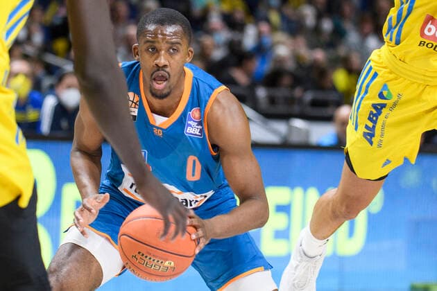 v l Semaj Christon ratiopharm Ulm, 0 , duel, action, fight, GER, Alba Berlin vs rationpharm ulm, BBL, Basketball Bundesliga Maenner, 31 Spieltag, Saison 2021 2022, 15 04 2022, GER, Alba Berlin vs rationpharm ulm, BBL, Basketball Bundesliga Maenner, 31 Spieltag, Saison 2021 2022, 15 04 2022, Berlin Copyright: xEibner-Pressefoto UwexKochx EP_UKH