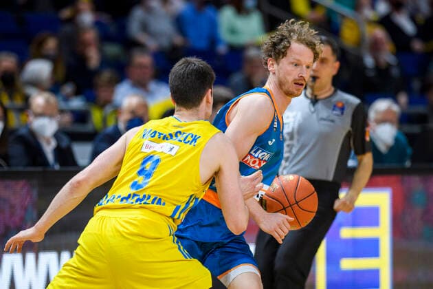 v l Jonas Mattisseck Alba Berlin, 09 , Per Guenther ratiopharm Ulm, 06 , duel, action, fight, GER, Alba Berlin vs rationpharm ulm, BBL, Basketball Bundesliga Maenner, 31 Spieltag, Saison 2021 2022, 15 04 2022, GER, Alba Berlin vs rationpharm ulm, BBL, Basketball Bundesliga Maenner, 31 Spieltag, Saison 2021 2022, 15 04 2022, Berlin Copyright: xEibner-Pressefoto UwexKochx EP_UKH