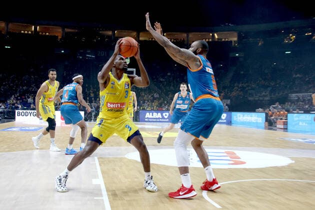 DEU, easyCredit BBL, ALBA vs Ratiofarm Ulm, 15 04 2022, Mercedes Benz Arena, Berlin, DEU, easyCredit BBL, ALBA vs Ratiofarm Ulm, in picture Jaleen Smith ALBA Berlin 3 , SEAN EVANS ratiopharm Ulm 5 Foto Juergen Engler nordphoto GmbH nordphotoxGmbHx xEngler nph00076