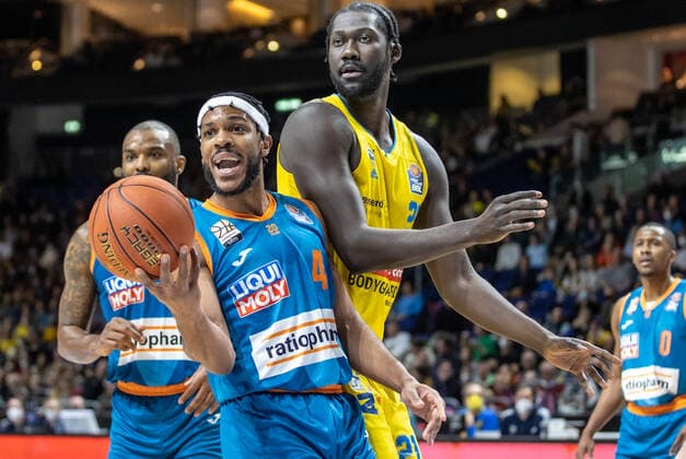15 04 22, Berlin, Basketball, 1 Bundesliga, easyCredit BBL, Hauptrunde, 24 Spieltag, Mercedes Benz Arena ALBA Berlin ratiopharm Ulm Jaron Blossomgame of ratiopharm Ulm l and ALBAs Christ Koumadje fight for the ball ALBA Berlin ratiopharm Ulm